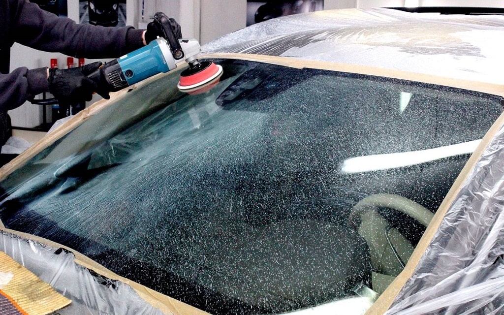 Полировка стекол автомобиля полировальной машинкой фото